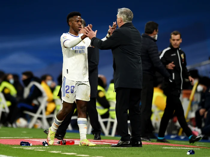 
    Vinicius a fost felicitat de Ancelotti pentru reușita din meciul cu FC SevillaFoto: Guliver / GettyImages  