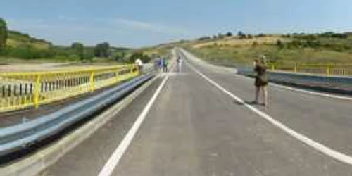 Podul de la Sărăceşti peste pârâul Mariţa leagă Slatina de 50 de case izolate aruncate pe un deal