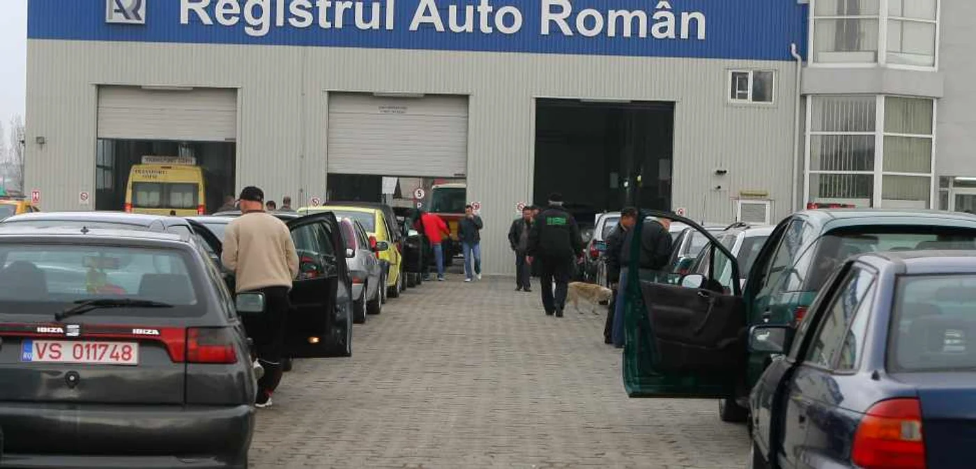 Şoferii aşteaptă zeci de minute ca maşinile să fie verificate de angajaţii RAR