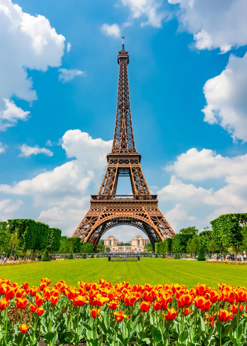 Incident la Turnul Eiffel. Un bărbat a escaladat edificiul și a afișat un steag american