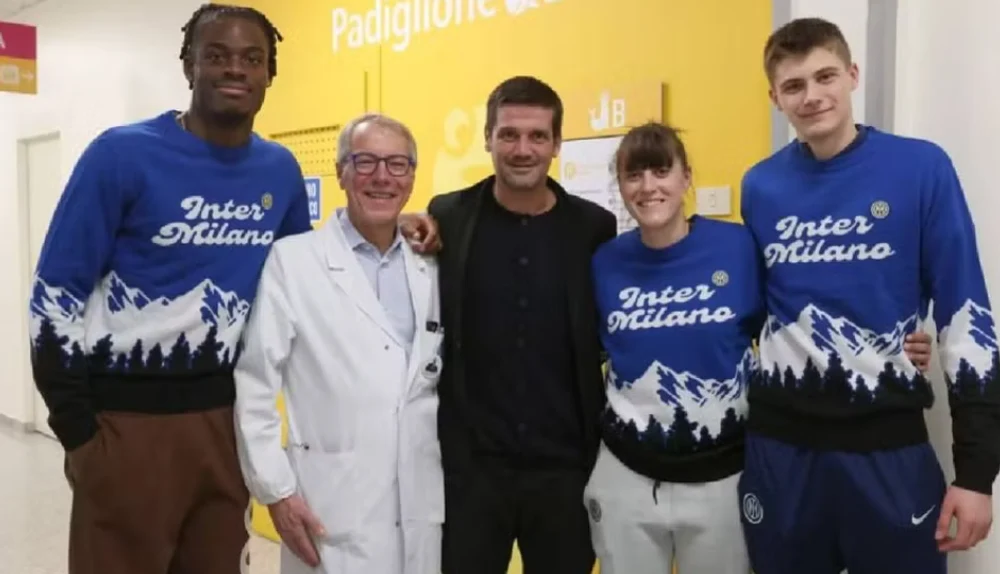 Delegația Inter a transformat o zi de spital într-o amintire specială pentru copii. Cristi Chivu a împărțit cadouri pe secția de pediatrie: „Gest prețios”