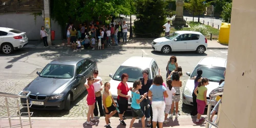 Copiii aşteaptă a umbră un loc în cinematograf