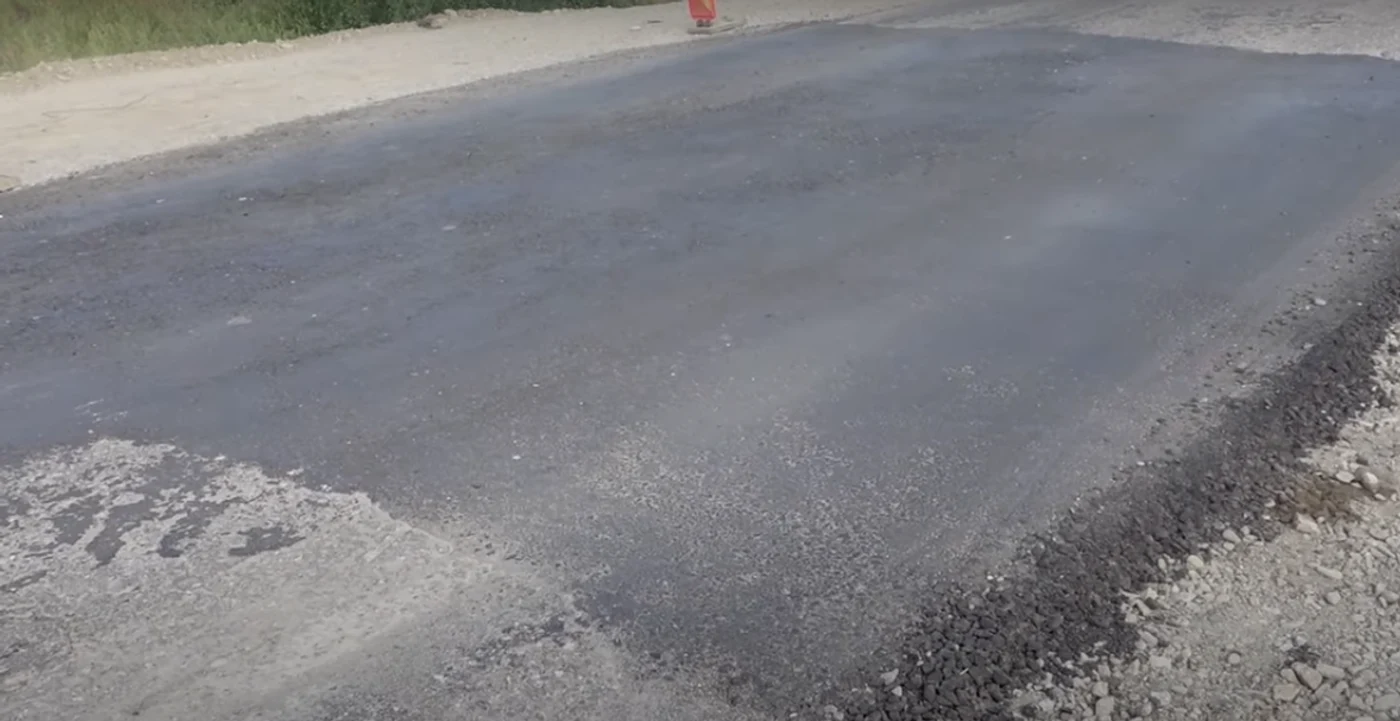 Porțiunea de drum asfaltată este parte a drumului judeţean 208 A Foto: Captură video