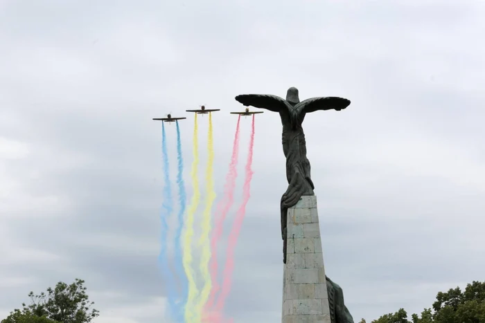 Ziua Aviaţiei Române şi a Forţelor Aeriene a fost marcată printr-un spectacol aviatic FOTO MApN / Sorin Oprea