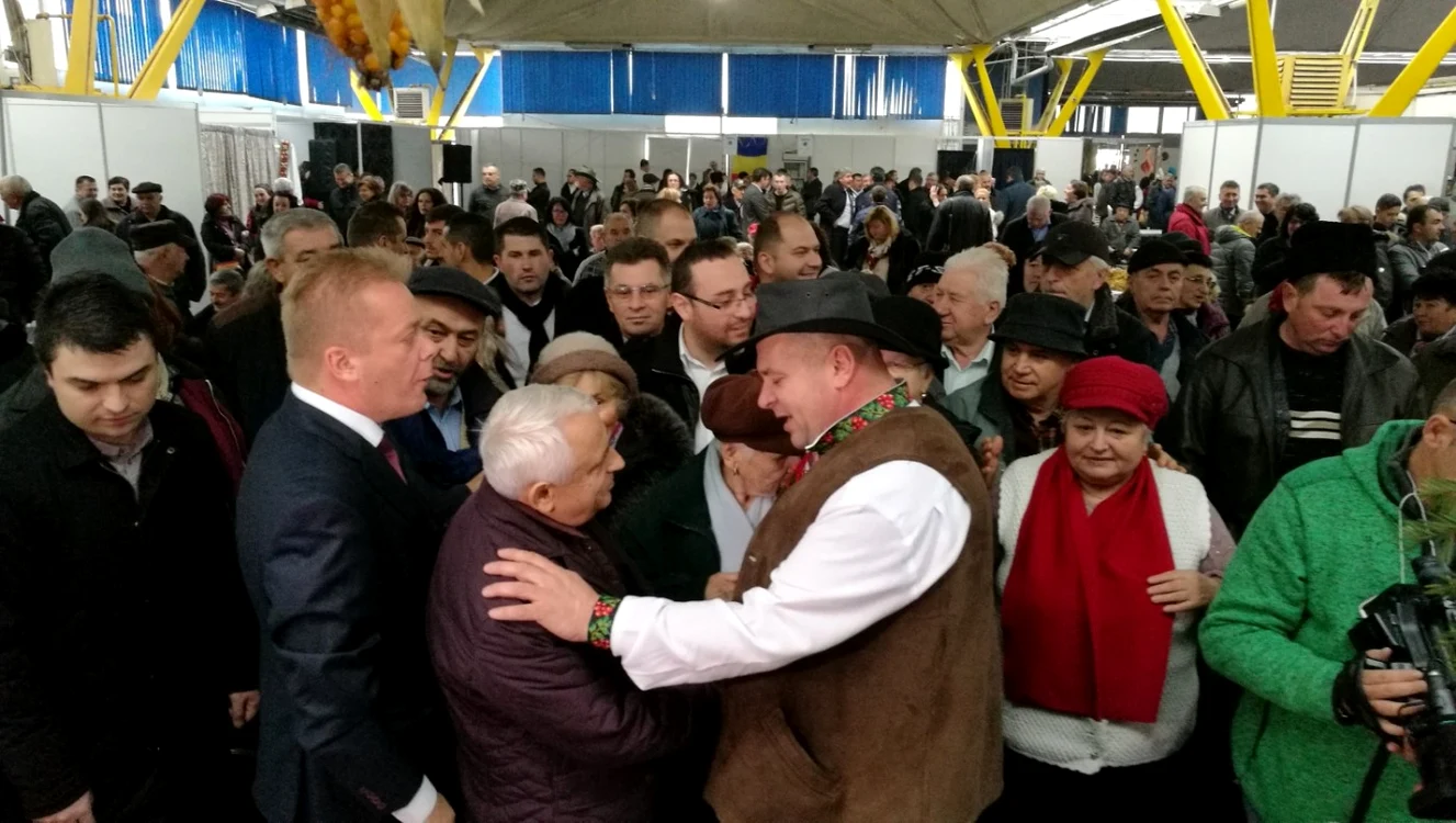 Ministrul Petre Daea a fost felicitat de crescătorii de oi şi de alegătorii PSD. FOTO: Remus Florescu