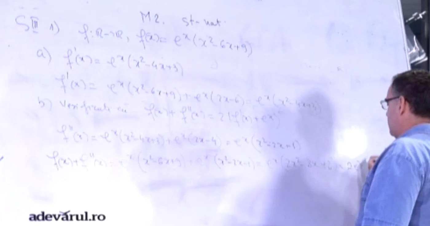 Valentin Nicula, profesor de matematică la liceul "Gheorghe Şincai", rezolvă subiectele la bac FOTO Adevărul