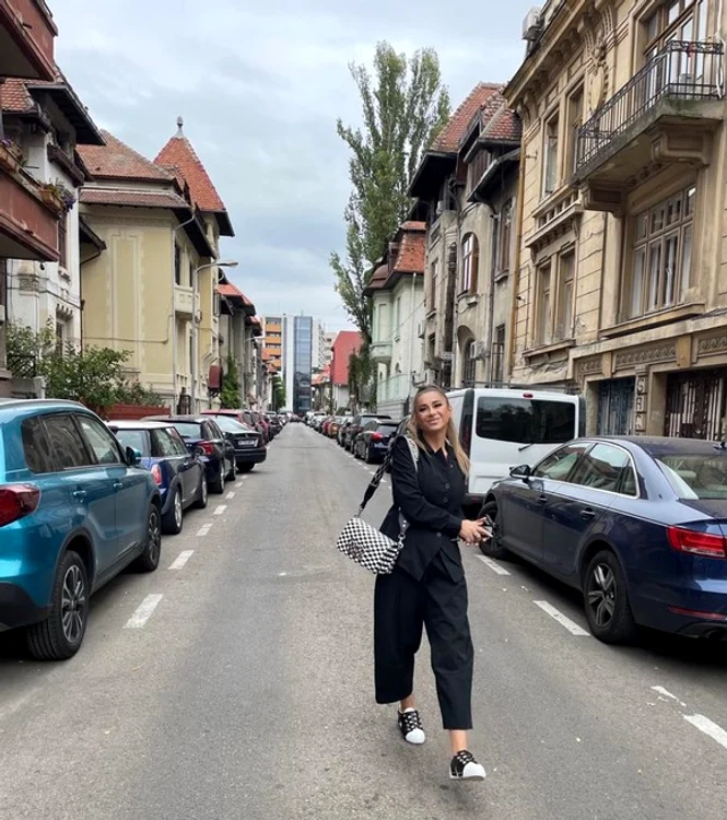 Anamaria Prodan, cu zâmbetul la purtător, prin orașfoto: Click!