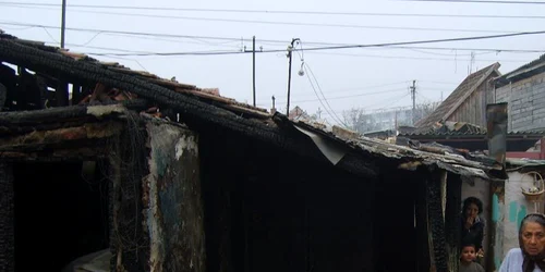 Incendiul le-a distrus casele