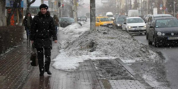 Frig şi ninsoare la Iaşi