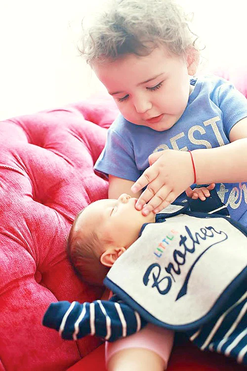 Micuţa Sofia Anais, alături de frăţiorul ei, Traian jr.