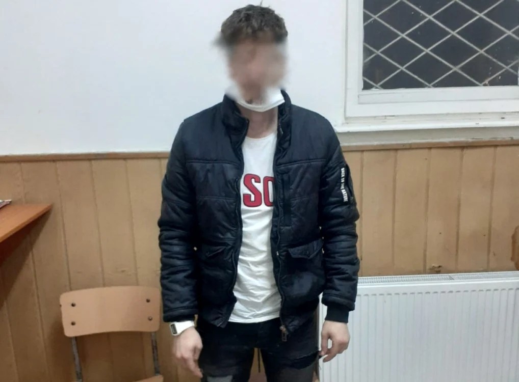 Hoţul a fost predat poliţiştilor pentru a fi audiat într-un nou dosar de furt calificat Foto: IJJ Galaţi