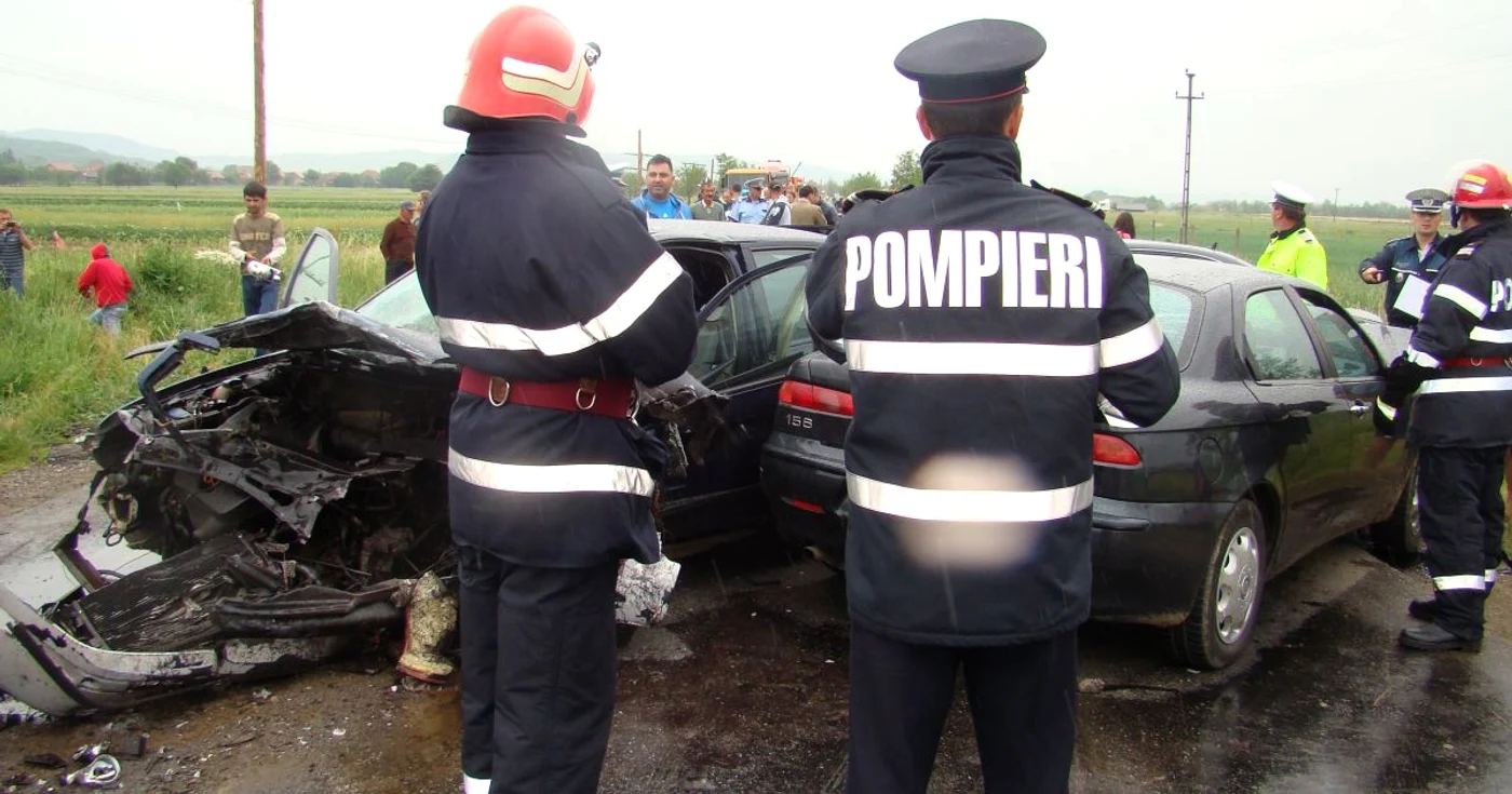 Pompierii de la Descarcerare l-au scos pe şoferul vinovat de producerea accidentului dintre fiarele contorsionate (foto - ISU Sălaj)