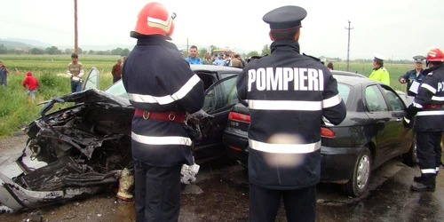 Pompierii de la Descarcerare l-au scos pe şoferul vinovat de producerea accidentului dintre fiarele contorsionate (foto - ISU Sălaj)