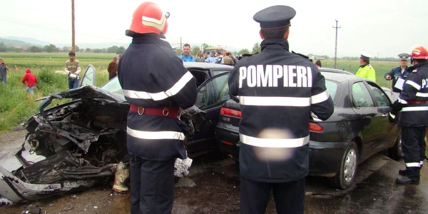 Pompierii de la Descarcerare l-au scos pe şoferul vinovat de producerea accidentului dintre fiarele contorsionate (foto - ISU Sălaj)