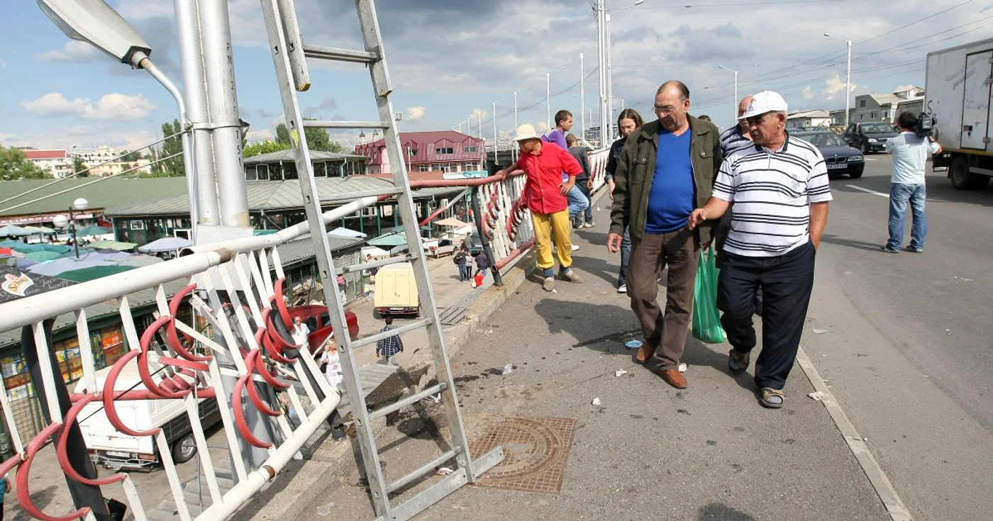 Gardul de protectie al pasarelei a fost rupt in urma accidentului