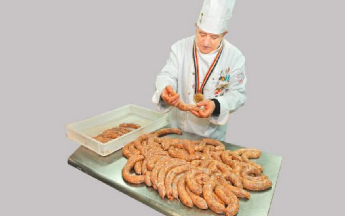 Reţete de cârnaţi din România. Carnea de porc se amestecă cu carne de mânzat în Moldova