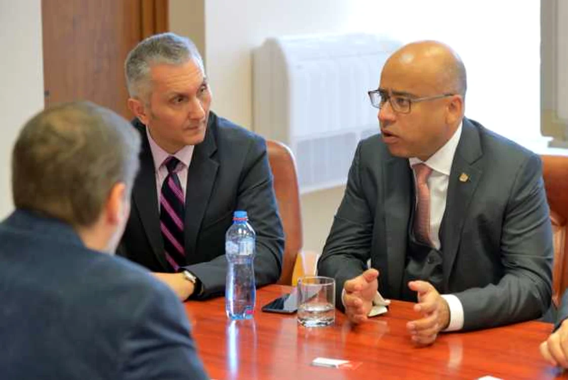 Sanjeev Gupta (dreapta) nu renunţă la marea investiţie anunţată în România FOTO Arhivă Adevărul