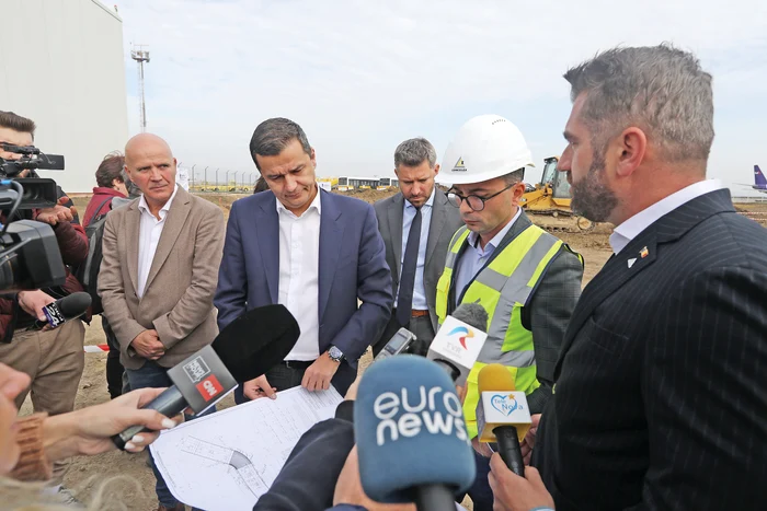 4 noiembrie. Ministrul Grindeanu, în vizită pe şantierul pe care se aflau excavatoare