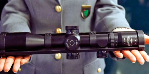 Autorităţile italiene au prezentat una dintre lunetele confiscate 
