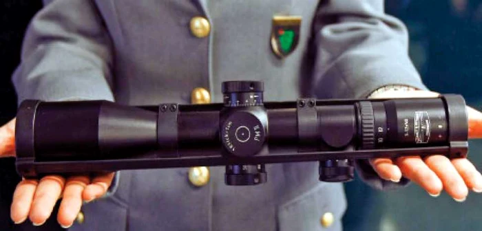 Autorităţile italiene au prezentat una dintre lunetele confiscate