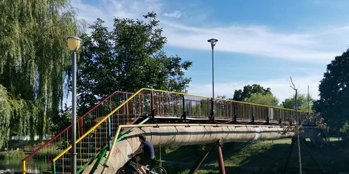 Pasarela de la Uzina de Apă din Timişoara a fost colorată FOTO Ş.Both