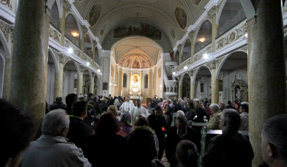 Slujba de Înviera la catedrala romano-catolică din Hunedoara FOTO Daniel Guță