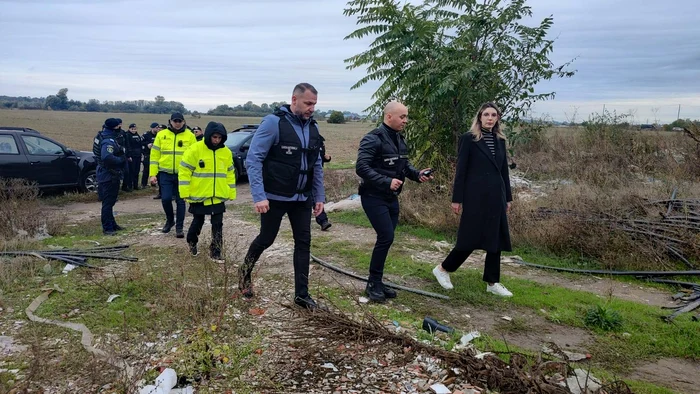 Diana Buzoianu, alături de Garda de Mediu la Sineşti. FOTO: Facebook/Garda de Mediu