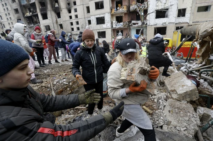 Voluntari ucraineni curăță locul unui bombardament rusesc la Kiev FOTO EPA-EFE