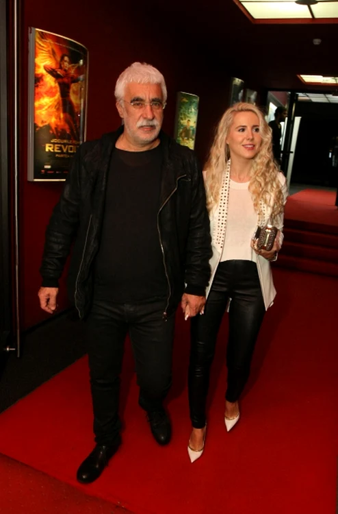 Cei doi au pășit ținându-se de mână pe covorul roșu