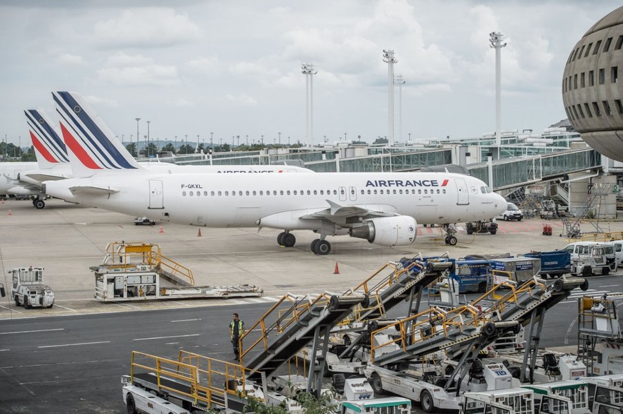 Mai multe aeroporturi franceze, în grevă pe 1 Mai din cauza legii reformei pensiilor