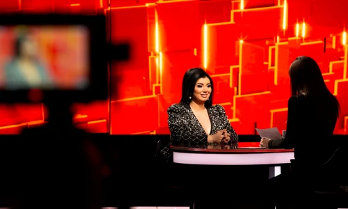 Adriana Bahmuteanu la 40 de intrebari cu Denise Rifai (2) Foto Kanal D jpeg
