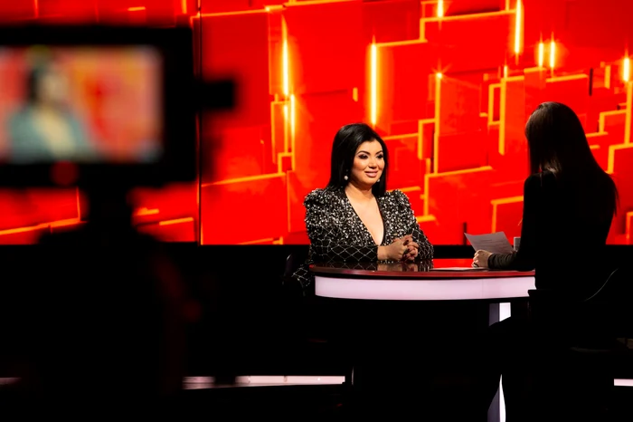 Adriana Bahmuțeanu în platoul emisiunii „40 de întrebări cu Denise Rifai“, de la Kanal D
