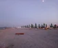 Operatorii economici din Mamaia au montat şezlongurile aproape de apă