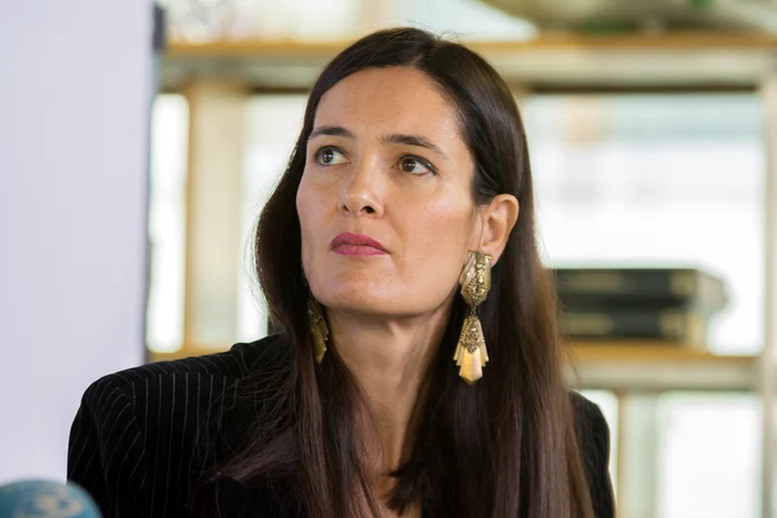 Clotide Armand susține că locuința ei este supravegheată de o mașină suspectă Sursă foto: Arhivă personală