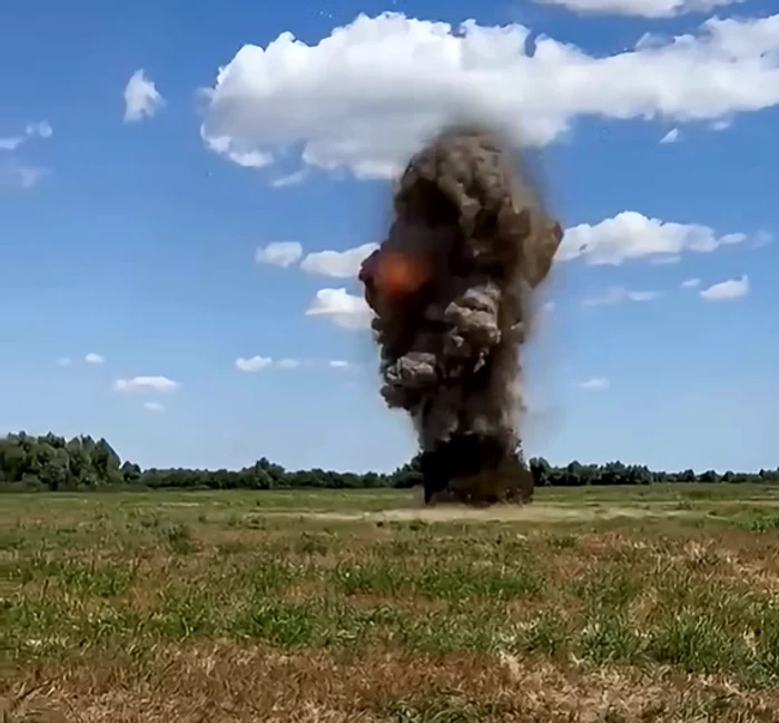 Drona descoperită la Plauru, în Tulcea, a fost detonată controlat. FOTO: Captură Video 