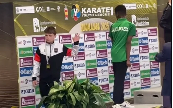Reacția sportivului ucrainean care a făcut cu mâna la plecarea de pe podium, refuzând să se întoarcă