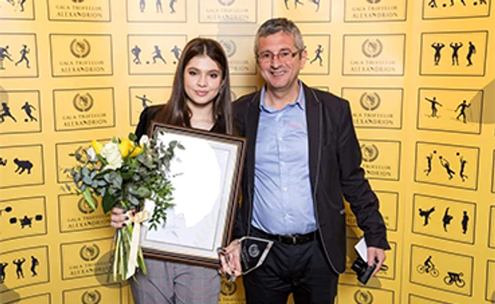 Tânăra este foarte apropiată de tatăl ei cu care merge la evenimente