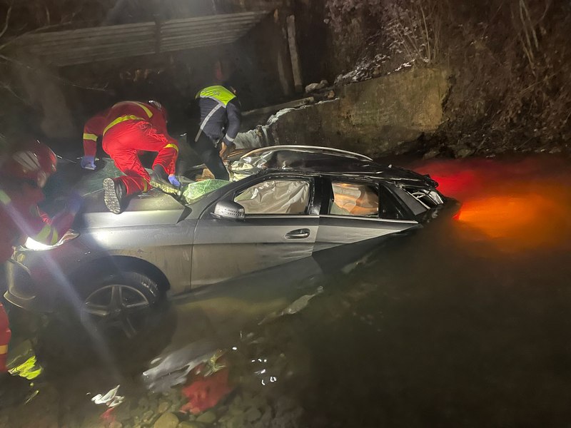  O mașină cu patru persoane s-a răsturnată într-o vale cu apă. O victimă a rămas încarcerată