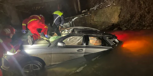 Accident Negresit Oas masina in apa FOTO ISU SM jpg