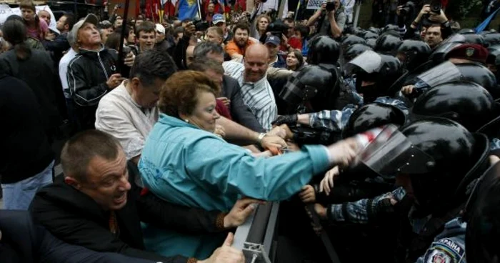 Aproximativ o mie de oameni au ieşit în stradă la Kiev, în semn de protest faţă de impunerea rusei ca limbă regională FOTO: The Moscow Times