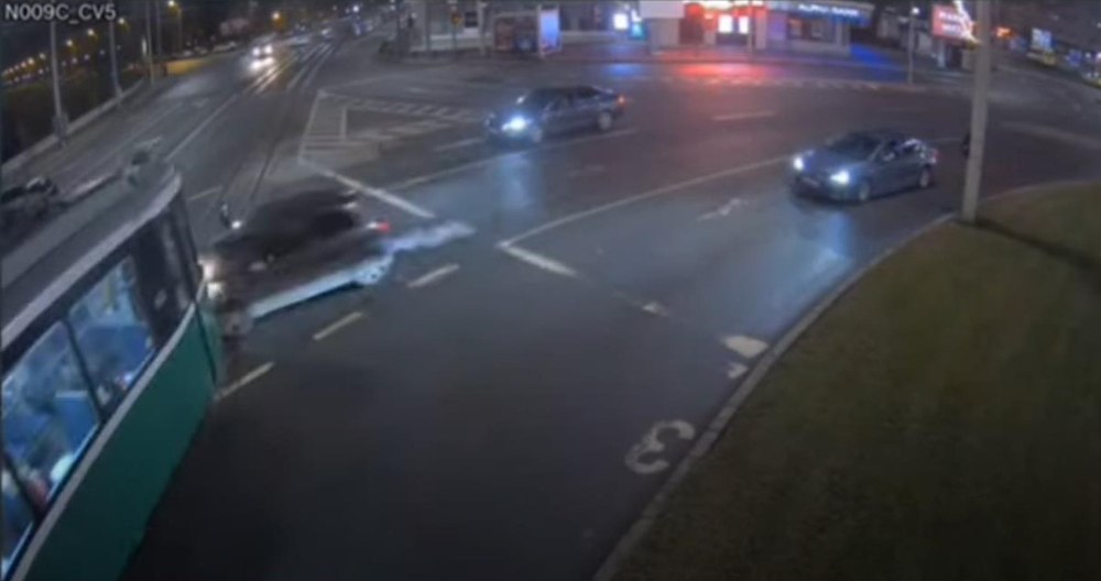 Momentul în care un tramvai lovește o mașină, pe un bulevard din Iaşi. Şoferul a fugit de la locul aaccidentului
