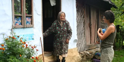 Târgovişte: Străbunica din Muscel sensibilizează autorităţile judeţene