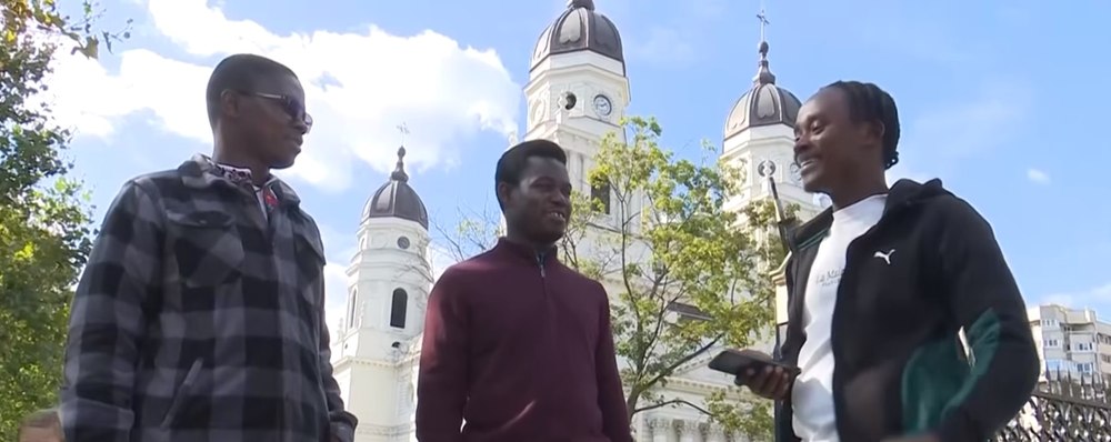 Tineri africani la pelerinaj la Sfânta Parascheva. Doi dintre ei vor fi preoți ortodocși și al treilea pictor VIDEO 