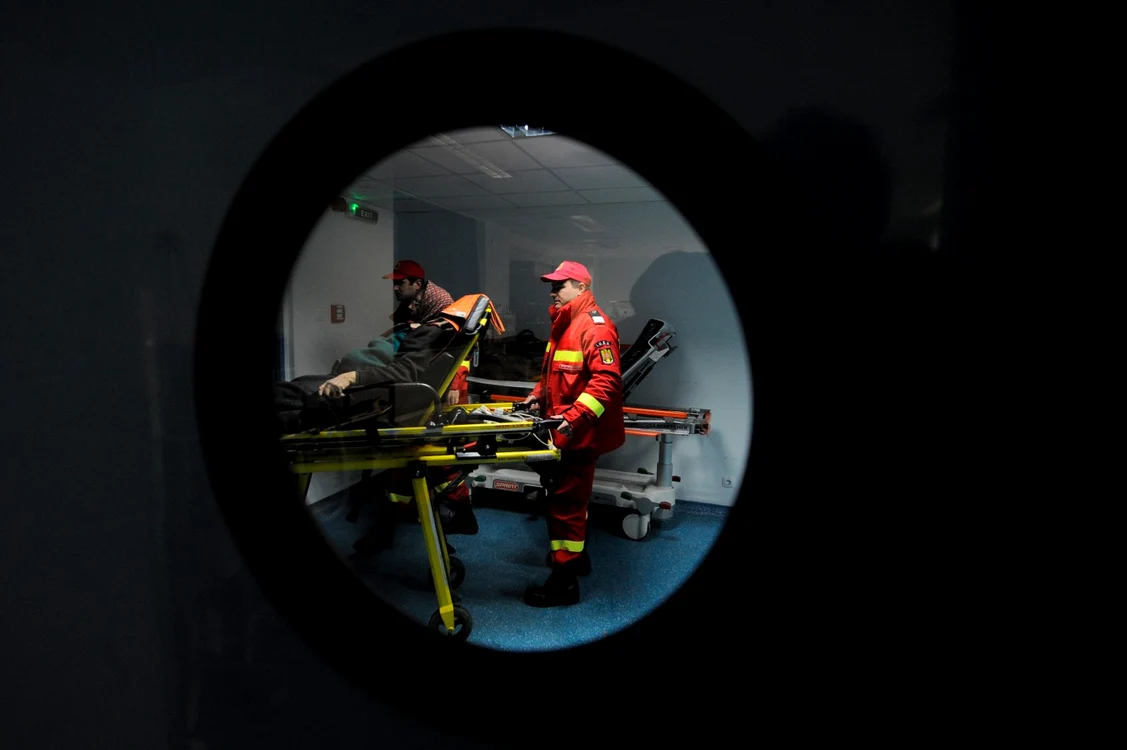 Persoanele implicate în scandal au fost transportate la spital FOTO Adevărul