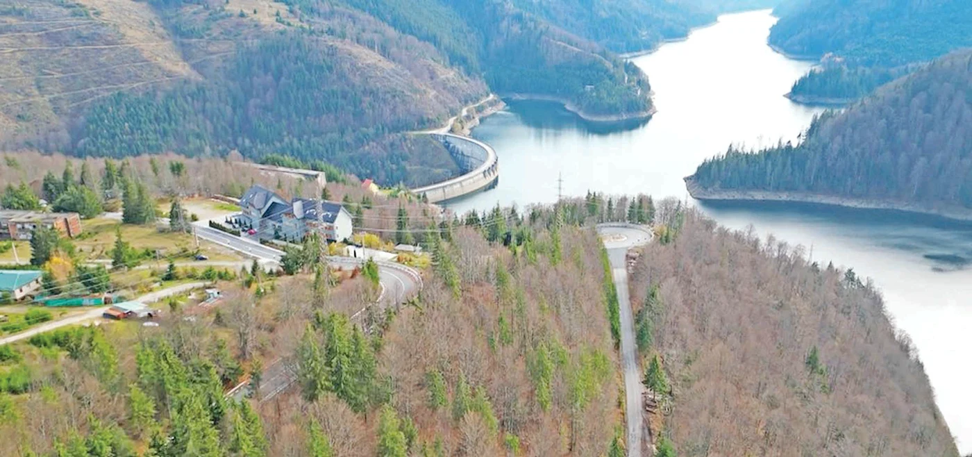 Printre multe atracţii ale traseului  este şi lacul Drăgan, cel mai mare  lac de acumulare din judeţ