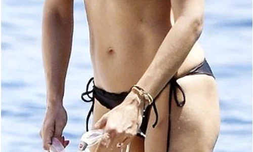 Adriana Lima arată perfect în costumul de baie negru din două piese jpeg