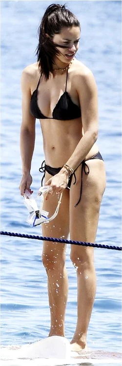 Adriana Lima arată perfect în costumul de baie negru din două piese