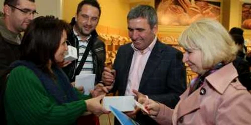 Gheorghe Hagi a dat autografe fanilor săi. Foto: Florin Gheorghe