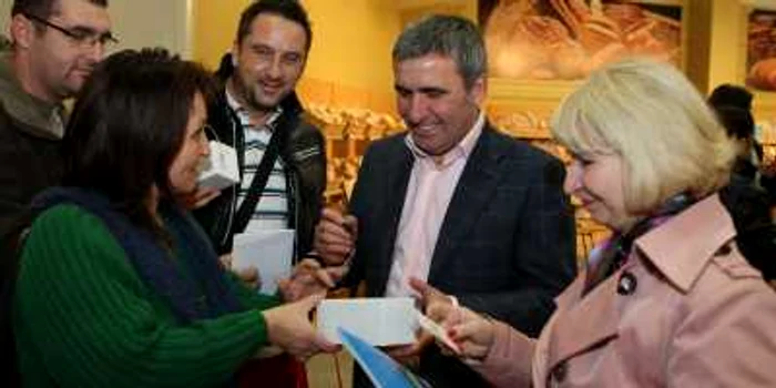 Gheorghe Hagi a dat autografe fanilor săi. Foto: Florin Gheorghe