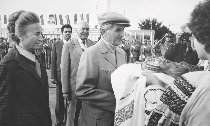 Elena şi Nicolae Ceauşescu întâmpinaţi la sosirea pe aeroportul din Iaşi (Copyright: RHIVELE NAŢIONALE ISTORICE CENTRALE, SERVICIUL JUDEŢEAN IAŞI AL ARHIVELOR NAŢIONALE)